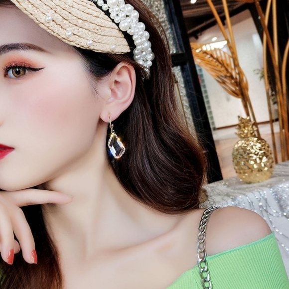 NEW Lovely Crystal Earrings - Picture 3 of 5